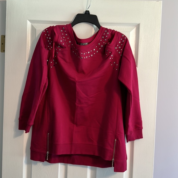 Six. Women’s assorted, sweaters size large\XL. - Picture 15 of 15